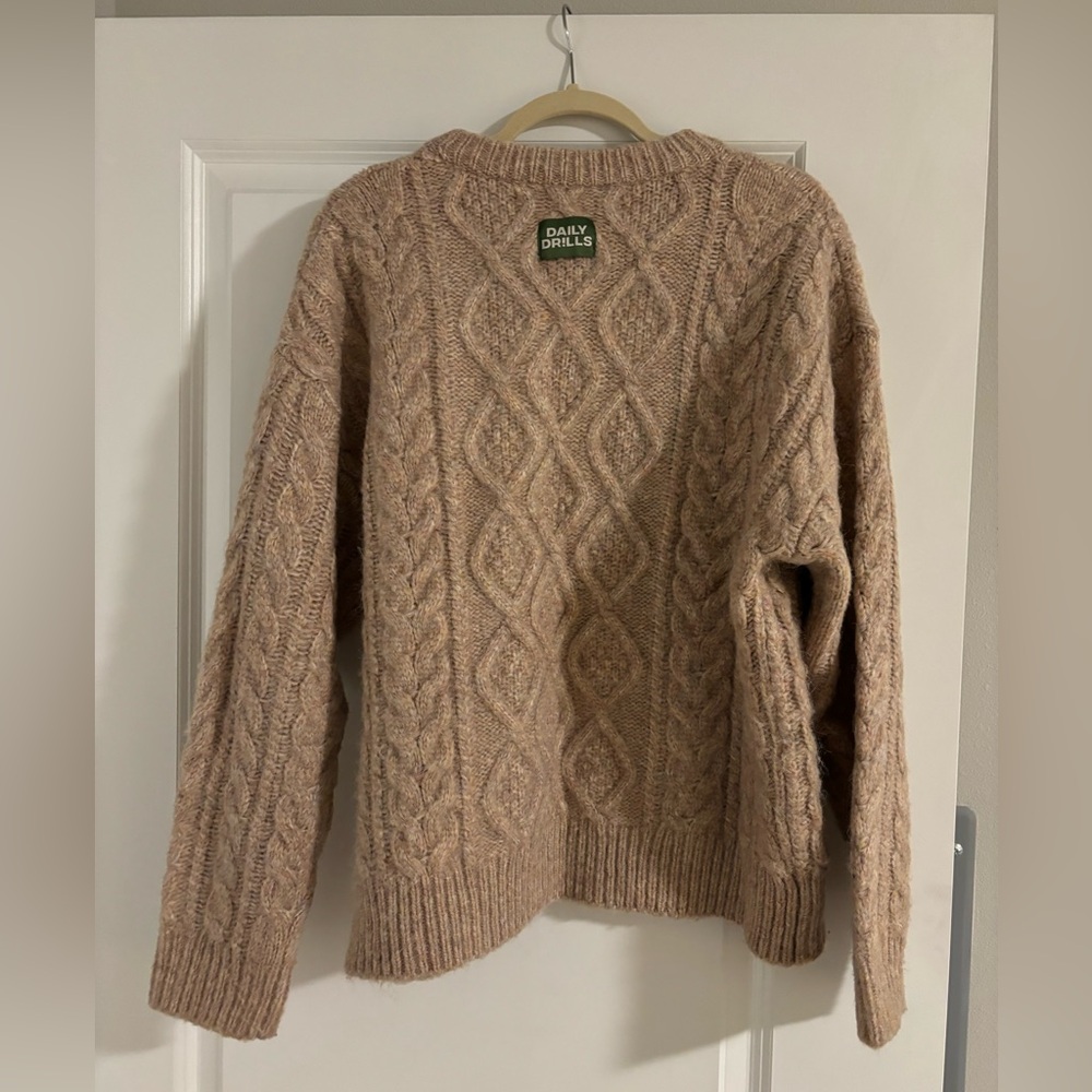 daily drills sweater size M/L
